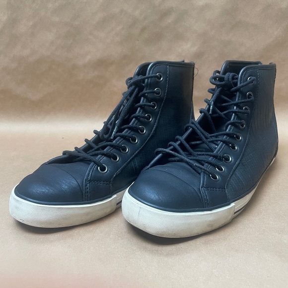 Black sneaker - Picture 1 of 2